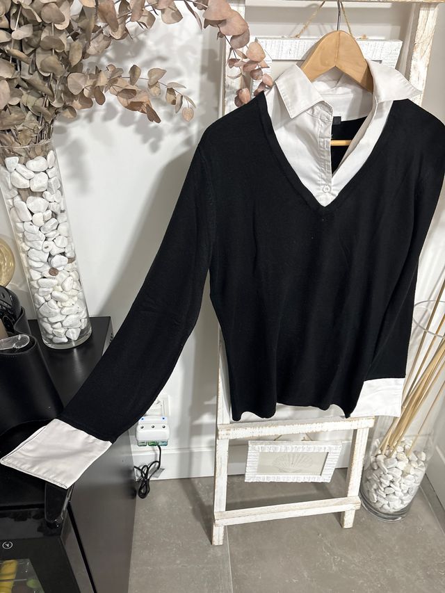 Jersey negro,también marrón cuello y puños blancos