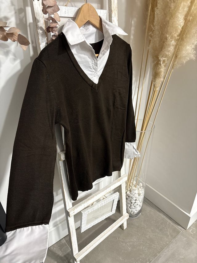 Jersey negro,también marrón cuello y puños blancos