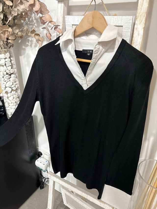Jersey negro,también marrón cuello y puños blancos