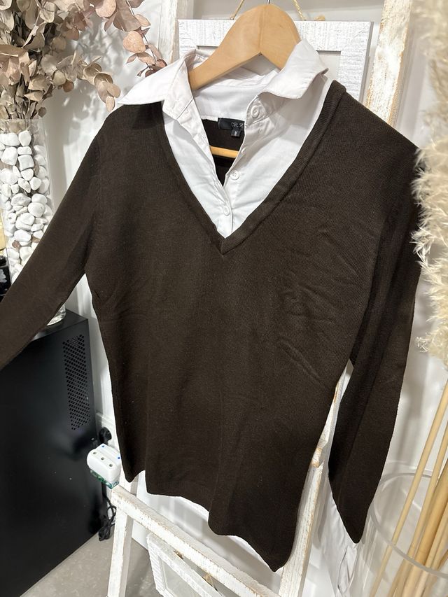 Jersey negro,también marrón cuello y puños blancos