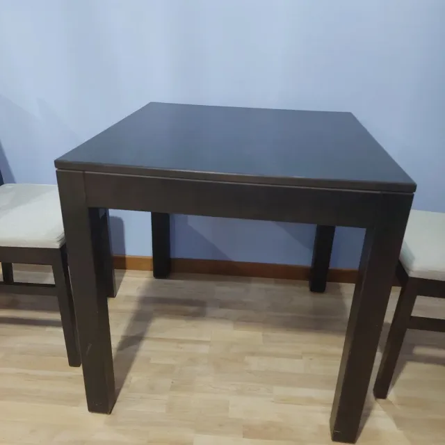 Mesa y sillas para restaurante