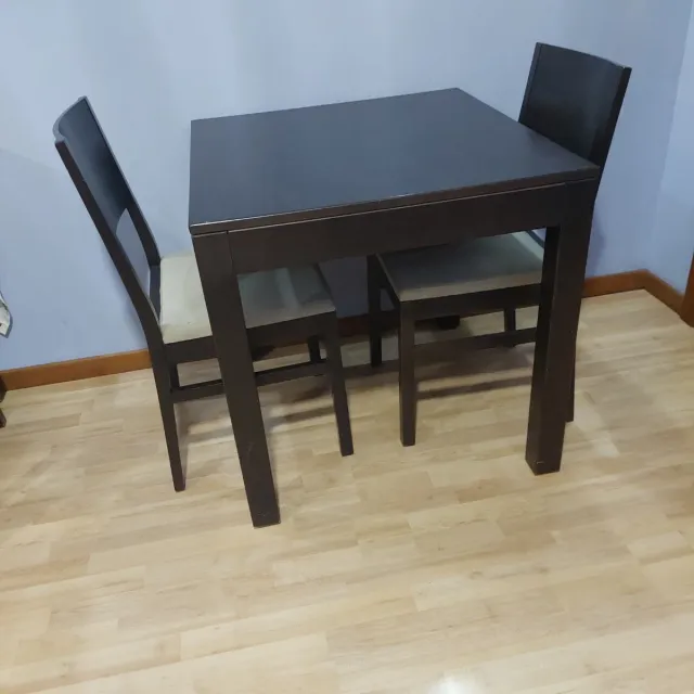 Mesa y sillas para restaurante