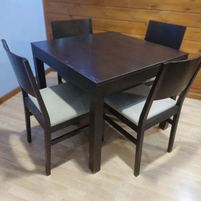 Mesa y sillas para restaurante