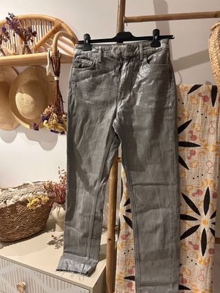 Pantalones vaqueros plateados brillantes