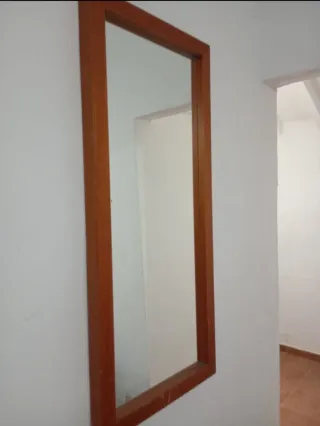 Espejo de madera marrón