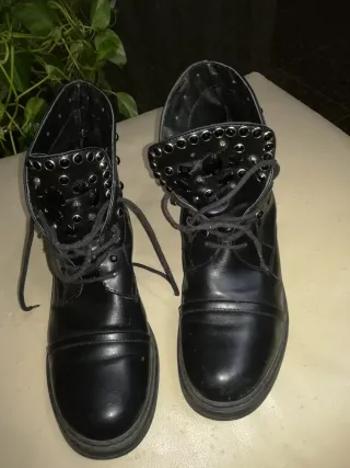 Stivaletti neri con borchie