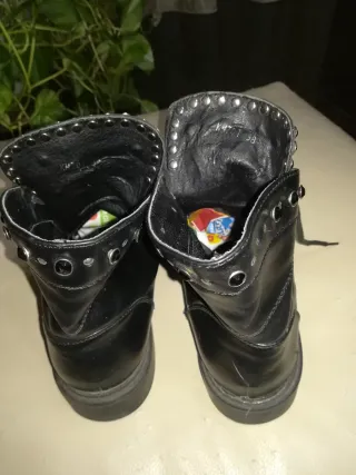 Stivaletti neri con borchie