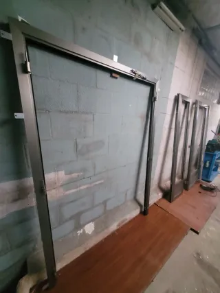 puerta aluminio portal viviendas