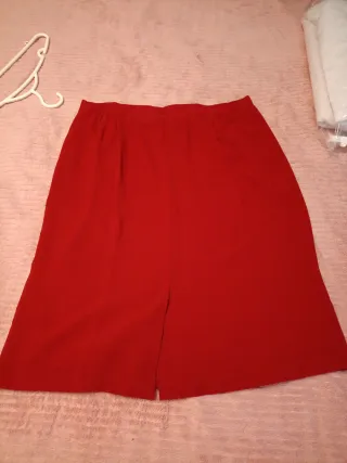 Falda roja con pliegues