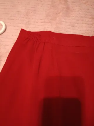 Falda roja con pliegues