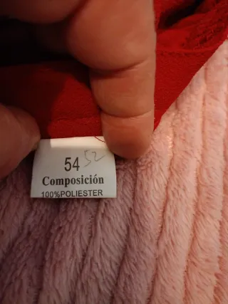 Falda roja con pliegues