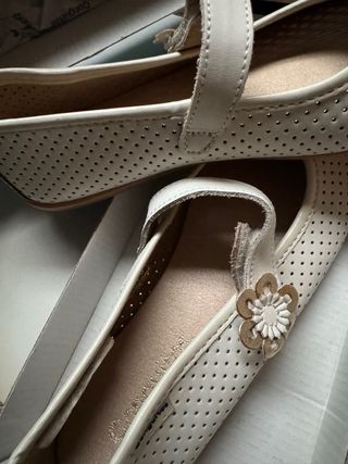 Zapatos niña Conguitos comunión dorados y blancos