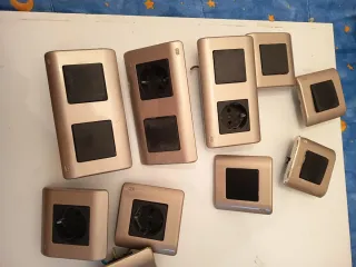 Interruptores y enchufes dorados