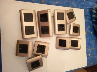 Interruptores y enchufes dorados