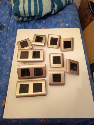 Interruptores y enchufes dorados