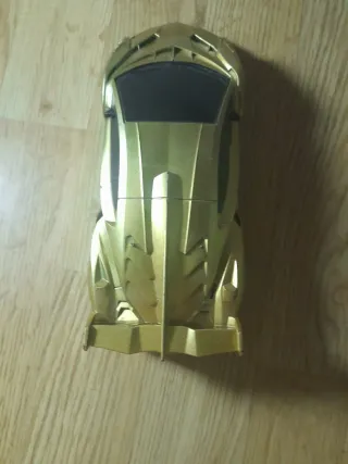 Coche de juguete dorado