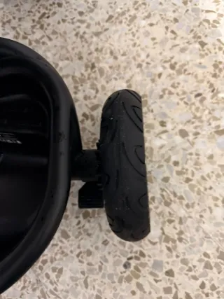 Triciclo de paseo gris para bebé kinderkraft