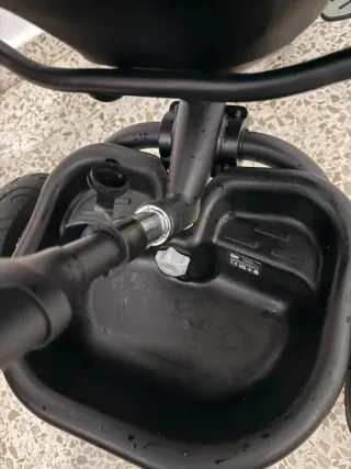 Triciclo de paseo gris para bebé kinderkraft