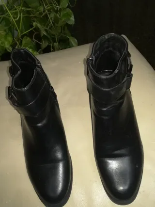 Stivaletti neri con fibbia