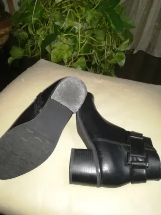 Stivaletti neri con fibbia