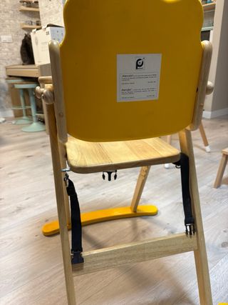 Trona de madera con diseño de oso