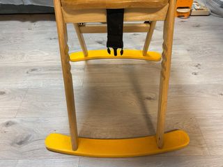 Trona de madera con diseño de oso