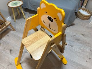 Trona de madera con diseño de oso