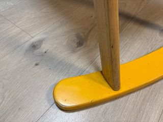 Trona de madera con diseño de oso