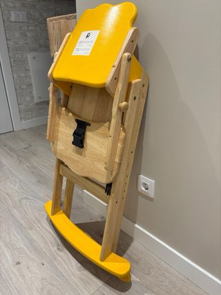 Trona de madera con diseño de oso