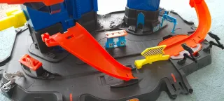 Pista Hot Wheels Ultimate Garage com Dinossauro