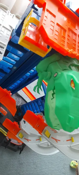 Pista Hot Wheels Ultimate Garage com Dinossauro