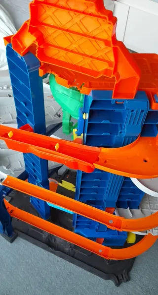 Pista Hot Wheels Ultimate Garage com Dinossauro