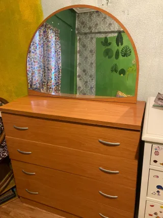 Cómoda de madera con espejo