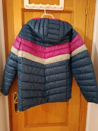 Cazadora acolchada azul y rosa