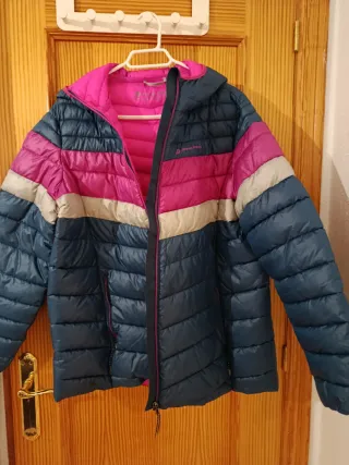 Cazadora acolchada azul y rosa