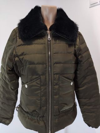 Cazadora acolchada verde con cuello de pelo