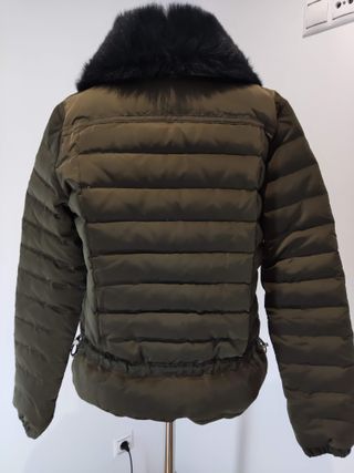 Cazadora acolchada verde con cuello de pelo