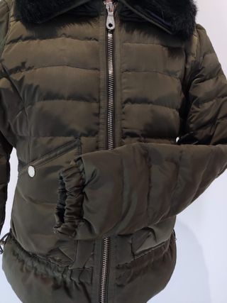 Cazadora acolchada verde con cuello de pelo