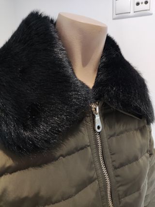 Cazadora acolchada verde con cuello de pelo