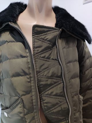 Cazadora acolchada verde con cuello de pelo