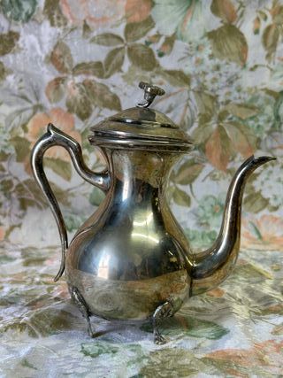 Antigua tetera de metal