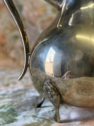 Antigua tetera de metal