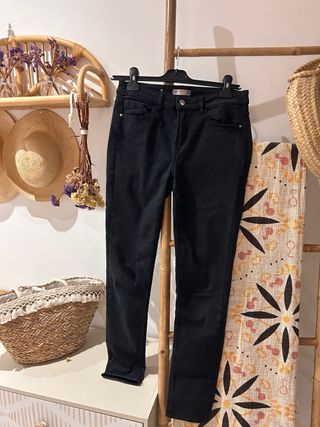 Pantalones vaqueros negros ajustados