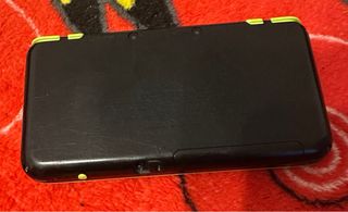 Nintendo New 2DS XL negra y verde