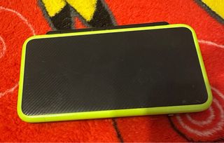 Nintendo New 2DS XL negra y verde