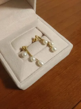 Pendientes colgantes oro 18 k y perlas. Modernos