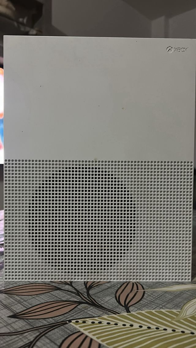 Xbox One S Bianca + 6 Giochi (senza controller)