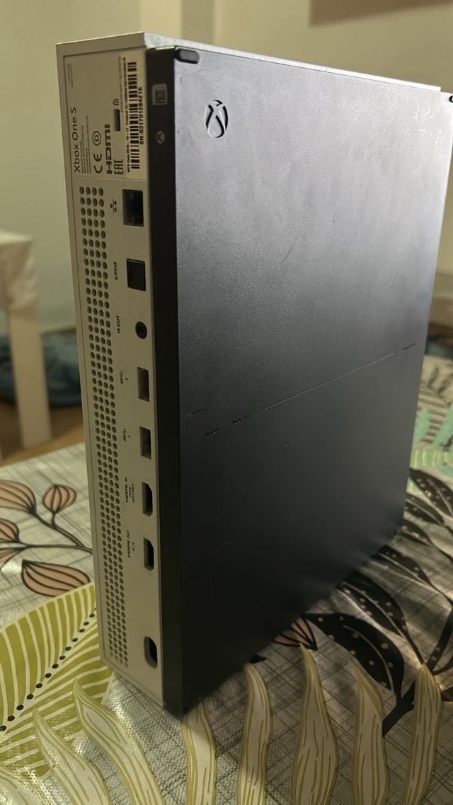 Xbox One S Bianca + 6 Giochi (senza controller)