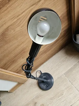 Lámpara de mesa negra diseño espiral