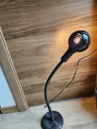 Lámpara de mesa negra diseño espiral